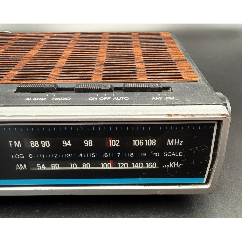 Americana Vintage AM/FM Electronic Radio Alarm Clock Wood Grain TESTED/WORKS - Picture 6 of 15
